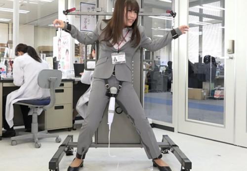 SOD女子社員　 マンコに電マを当てたらパンツスーツの裾まで染みるほど漏らして漏らして