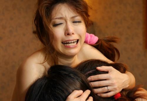 突然家に乗り込んで来た男達に夫は殺され借金の代償として母は娘の前で輪姦、娘達は男達に処女を奪われいく。