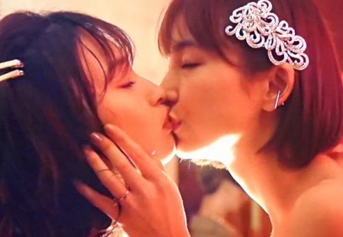 篠田麻里子　大政絢　レズビアンキス濡れ場シーン