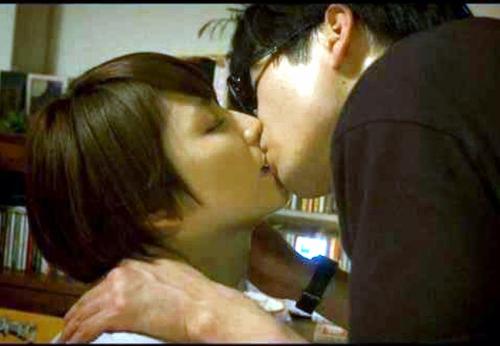 長澤まさみ　唇を激しく求め合う長いキス濡れ場シーン