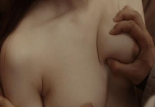 岡村いずみ 巨乳の乳首丸出しでここまで乳首を弄りまくる濡れ場は珍しい