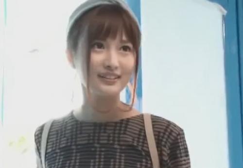 マジックミラー号　めちゃカワ女子の大胆な腰振り素股に耐えきれずズボっと挿入