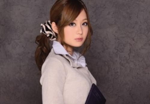 石原莉奈　濃厚すぎるフェロモンが青年たちの股間を誘い惑わし癒しの笑顔と極上性技に精子を大発射