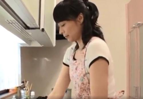 夫との夜の営みを思い出し自慰行為で性欲をごまかしてきた淫乱熟女