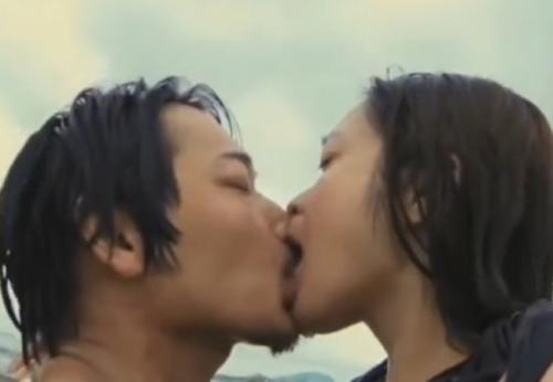 池脇千鶴 舌使いが超エロい濃厚ベロチューを何度もしちゃう濡れ場