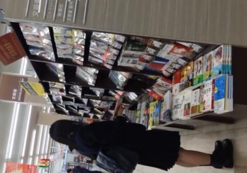 【パンチラ盗撮】立ち読みJK逆さ撮りパンツ盗撮！ガチ素人はやっぱり抜けるwww