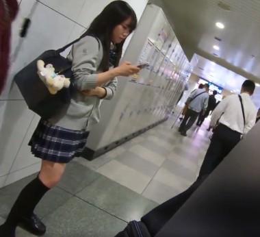 【逆さ撮り盗撮】良いやつです！素人JKの美尻に食い込むパンツのしわが高画質でエロい！個人撮影制服美少女パンチラ！