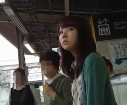 【個人撮影】今日のパンティーはエロいな…！駅で見かける可愛い女子大生をストーカーして毎日パンチラ盗撮！