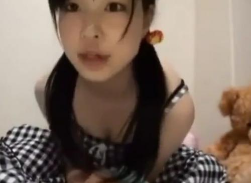 【ライブチャット】可愛すぎるロリっ子が公開オナニー！美尻突き出しアナル見せつけアングルでエロ過ぎる指ズボ痙攣アクメ！