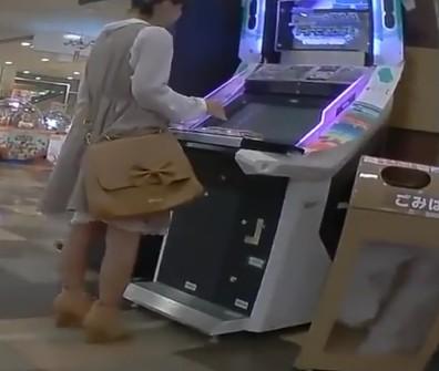 【盗撮】※早期削除※アウロリJSのお子様パンツを逆さ撮り！変質者やべぇwwwひたすらストーキング☆パンチラ記録映像流出！