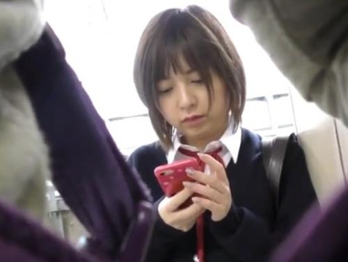 【個人撮影】素人JKロリ美少女に電車内で生チンポ挿入レイプ！逆さ撮りパンチラ盗撮手マン！赤外線可愛いパンツをTバックに！