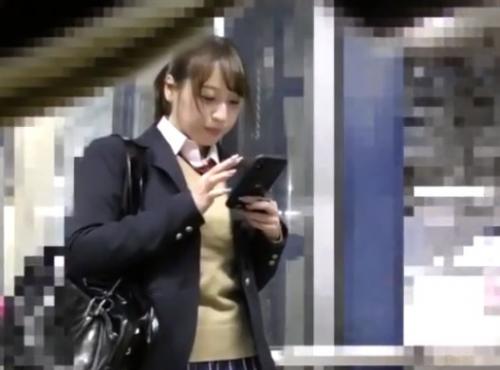 【個人撮影】生理中JKのタンポンを引き抜く痴漢！素人制服美少女逆さ撮りパンチラ赤外線盗撮！全力手マンに膝ガクガク！