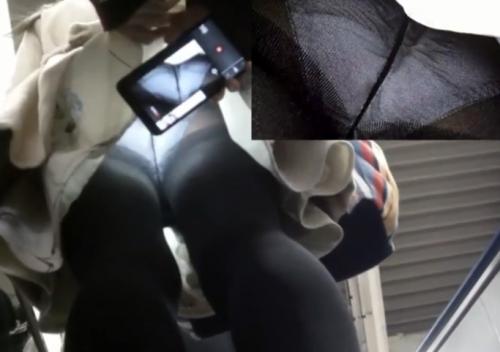 【痴漢/盗撮】黒パンストの綺麗なお姉さんスカートめくりパンチラ盗撮！電車内で触る痴漢！