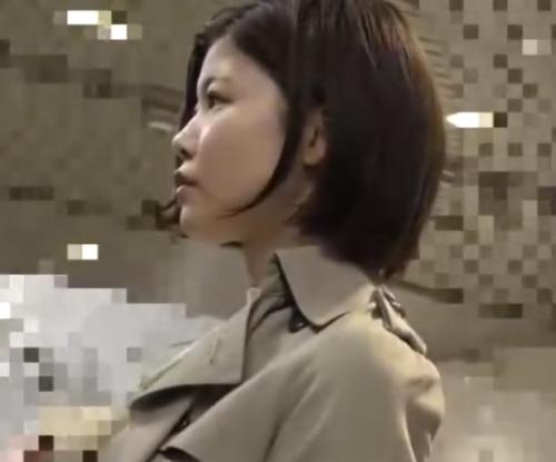 《本物痴漢》「きゃぁぁー！助けてぇ！」心の声が聞こえそうなほど悶えてる！美人OLに電車内で超手マン！中出しハメ撮り！