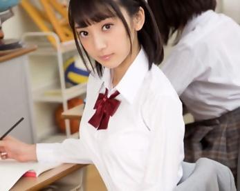 《VR》スレンダーで巨乳な女子高生が俺のチンポにまたがって腰を振る！アナル突き出し後ろから付いてとせがむ！【辻本杏】