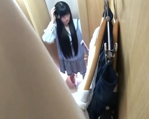 【盗撮】清楚でミニ系の美少女！試着室で可愛い服にお着替え☆スマホで自撮りして満足気ｗｗｗ