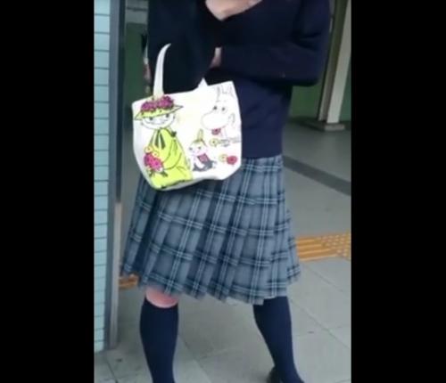 【個人スマホ撮影】☆JKパンチラ☆逆さ撮り盗撮☆可愛いパンツ履いてる美少女ばっかで困るわホントwwwエロいwww