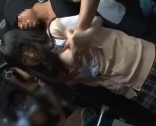 【痴漢】バス内でレイプされる巨乳JK！周りは見ぬふり決め込む！フェラやイラマチオ容赦なく巨根挿入セックス！