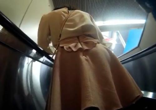 【盗撮】極上美人だけを狙って声かけスカートめくり！エロ過ぎるパンツwww逆さ撮りパンチラ盗撮！シコリティ高杉www