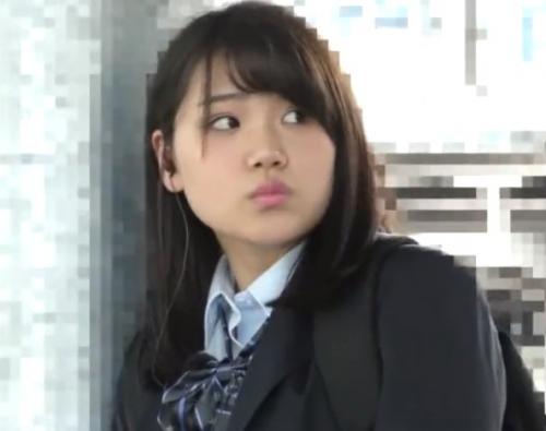 【JK痴漢】可愛い！制服ギャル逆さ撮りパンチラ盗撮から手マン！ローターねじ込みクリトリスをいじる！ヤバイやつ！