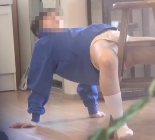 【オナニー盗撮】「あっ♡コレ気持ち良い！体も鍛えられるしアタシ天才かも！ぁぁん♡」ブリッジ角オナを発見したJK！