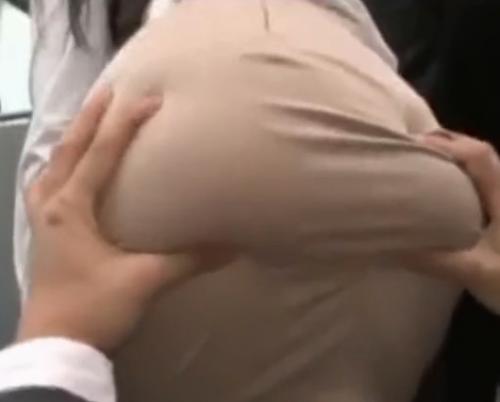 タイトスカートの尻を揉む！バスでOLに痴漢したらフェラで返されてお返しに騎乗位セックス！【小早川怜子】