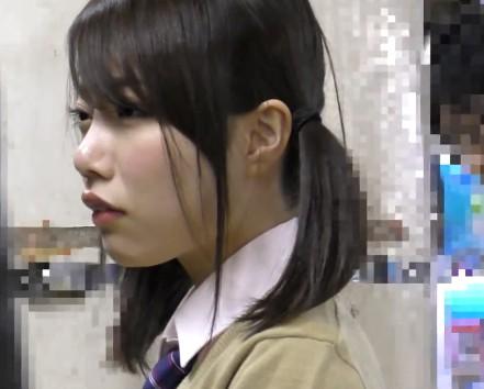 【痴漢】美少女ロリJKに電車内で逆さ撮り赤外線パンチラ盗撮！パイパンのクリトリスをコネコネしまくる手マン！