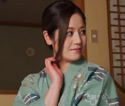 ＝人妻ナンパ＝　べっぴん奥様と癒しの温泉旅館で不倫セックス！行為の最中も常に色気を放つエロ過ぎる美熟女！