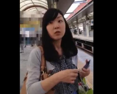 【盗撮】ヤバいよなぁ…これ。声掛けスカートめくりパンチラ逆さ撮り！美人でパンストお姉さんがターゲット！