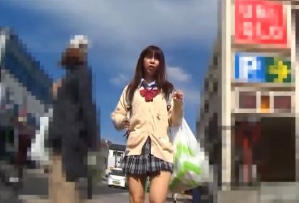 【個人撮影】ギャルJKがバスで集団痴漢される盗撮！まじでヤバイやつ！素人制服美少女のパイパンマンコを逆さ撮りパンチラ！