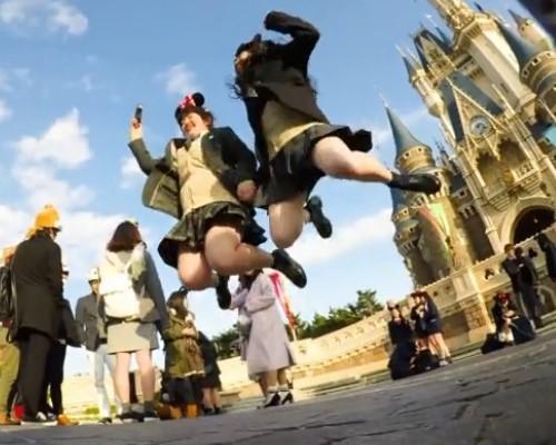 ☆パンチラ☆パラダイス☆いぇーい！夢の国ではしゃいでるJKの大群！床にカメラを置くだけで男の夢の国になるwww