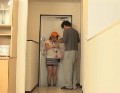 《ノーパンUberEATS》可愛い子が一人暮らしの男の家に配達して襲われる！パイパン中出し種付けザーメン膣内射精！