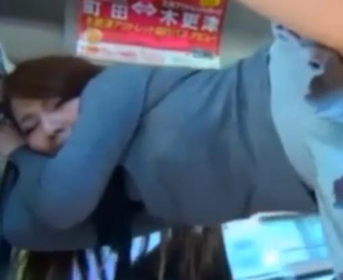 【痴漢レイプ】バスの中で挿入される美女！巨乳OLずらしハメ！フェラ立ちバック！