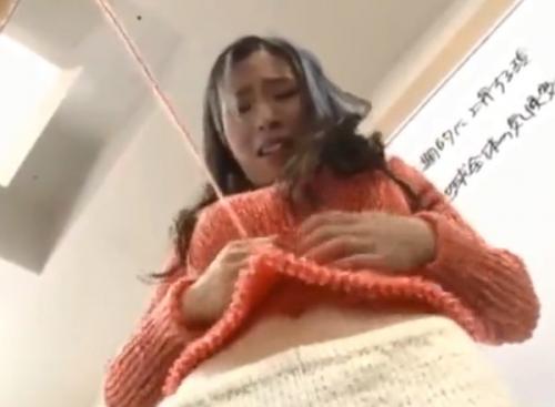 あ～れ～！先生のセーターがほつれてる！引っ張れ～！美人教師が授業中におっぱいポロンして生徒にレイプされちゃうエロ動画！