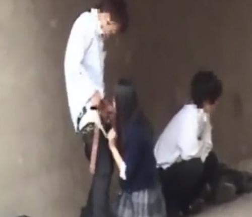 《盗撮》※激ヤバ※橋の下でヤリマンJKを交代でハメる男子高生！撮影係も配置！ネットに晒す度が過ぎるイタズラ！