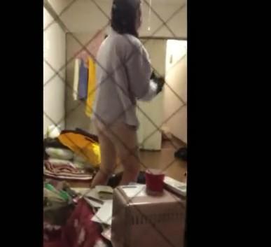 【個人スマホ撮影】一人暮らしの女子大生の部屋を盗撮！着替えたりお風呂入ったり私生活丸わかり！