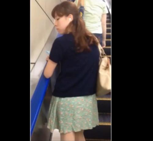 【パンチラ】警戒されててもやってのける！それが盗撮魔！素人ギャルお姉さんスカートめくり逆さ撮り！【個人スマホ撮影】
