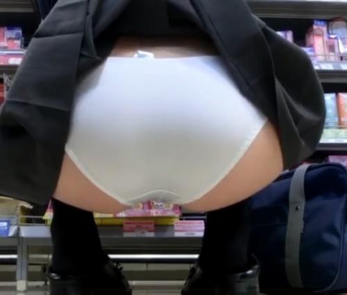 【個人撮影】JKに気付かれずスカートめくりパンチラ盗撮！しゃがんでいるときのデカ尻はホントエロい！【素人逆さ撮り】