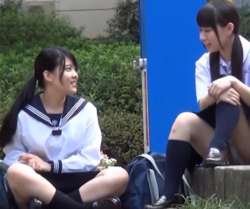 【パンチラ盗撮】かなりかわいい美少女JKが無防備に座っててパンツ丸見えwww