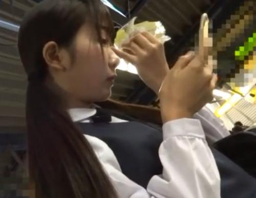 【痴漢】素人ロリJCに手マン！純白おぱんつ逆さ撮り盗撮パンチラ！制服美少女のアソコが！