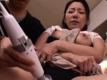 【浅倉彩音】巨乳熟女が息子に電マでイタズラされて絶叫アクメ！人妻の爆乳で寝取られエロ動画！