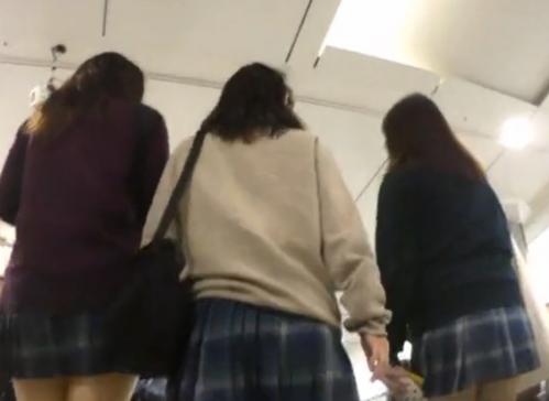 【個人撮影】街撮りJK達のパンチラ逆さ撮り！美尻に食い込むパンティーがエロい！