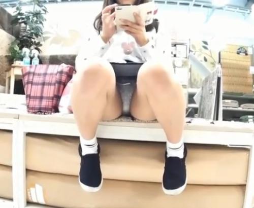【個人撮影】美少女のパンチラ！太ももムッチリローアングルで良い盗撮です！
