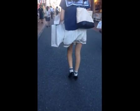 【個人スマホ撮影】買い物中のセーラー服アウロリ美少女を逆さ撮りパンチラ盗撮！スレンダーロリJC！