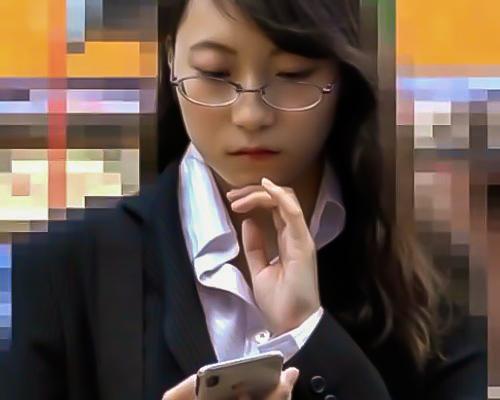 《本物痴漢》仕事熱心なOLがリボン付きの可愛すぎるパンティーwwwしかもパイパン！太い指でかき回される！