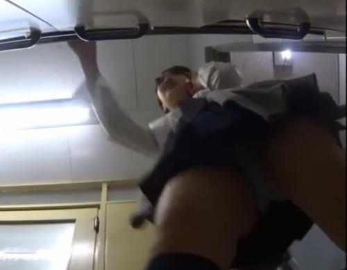 【盗撮】学校の床にカメラを仕掛け可愛いJKのパンチラを逆さ撮り！良い感じに撮れております！