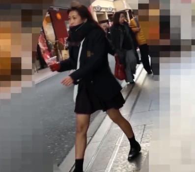 【盗撮】街をさっそうと歩く制服JK！逆さ撮りパンチラ盗撮！太ももとパンティーのしわがエロいですｗｗｗ
