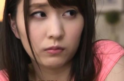 <旦那の弟のチンポ舐めてみようかな？>昼寝で勃起した巨根を狙うスレンダー美人人妻！手コキフェラ抜きねっとりベロチュー！