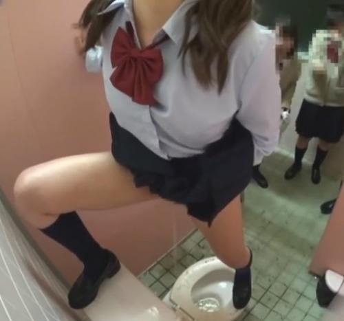 【盗撮】「一番おもしろい格好でおしっこした人優勝ね！」JKの悪ふざけがテンションMaxでエロ過ぎる！