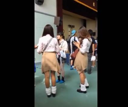 【学校内盗撮】ミニスカ制服ギャルJK達のパンチラ逆さ撮り！大量の尻と太ももとパンティーで溢れかえる！【個人スマホ撮影】
